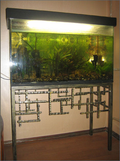 Кованый столик под аквариум